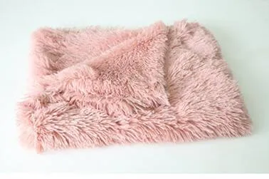 Soft long plush dog blanket in light grey, shown folded with size options S, M, L.