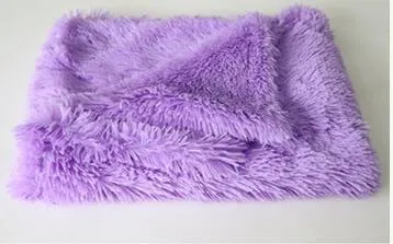 Soft long plush dog blanket in light grey, shown folded with size options S, M, L.