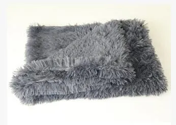 Soft long plush dog blanket in light grey, shown folded with size options S, M, L.