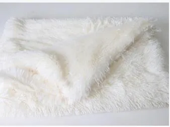 Soft long plush dog blanket in light grey, shown folded with size options S, M, L.