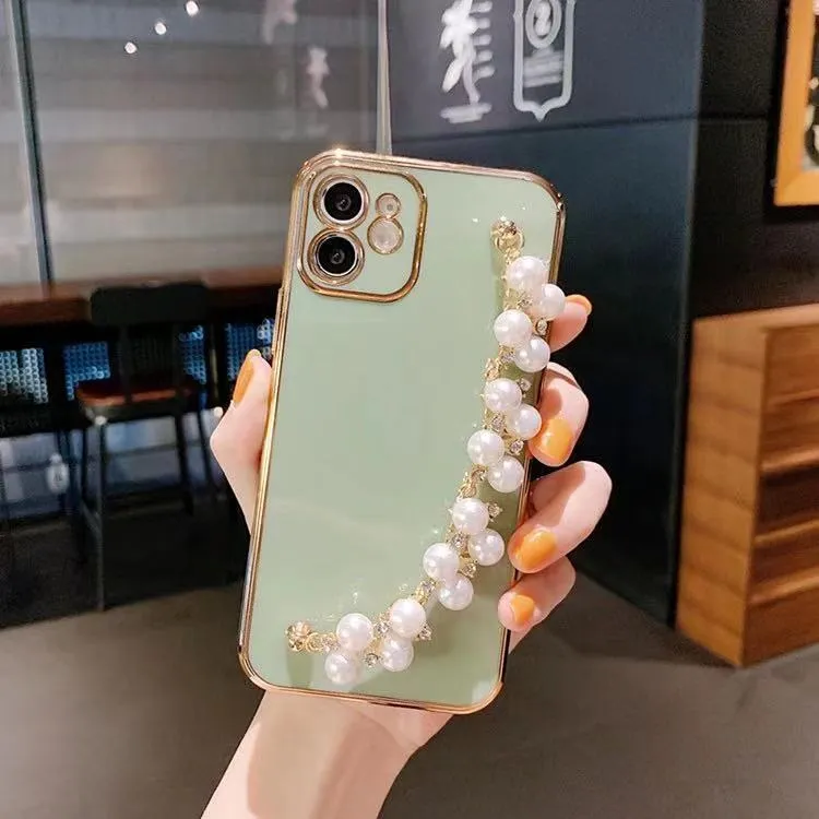 Electroplated pearl bracelet silicone phone case for Apple 15, all-inclusive cover with chain detail, black shell