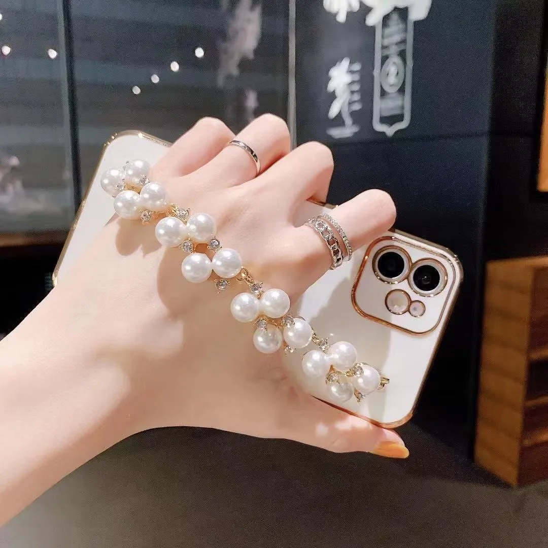 Electroplated pearl bracelet silicone phone case for Apple 15, all-inclusive cover with chain detail, black shell