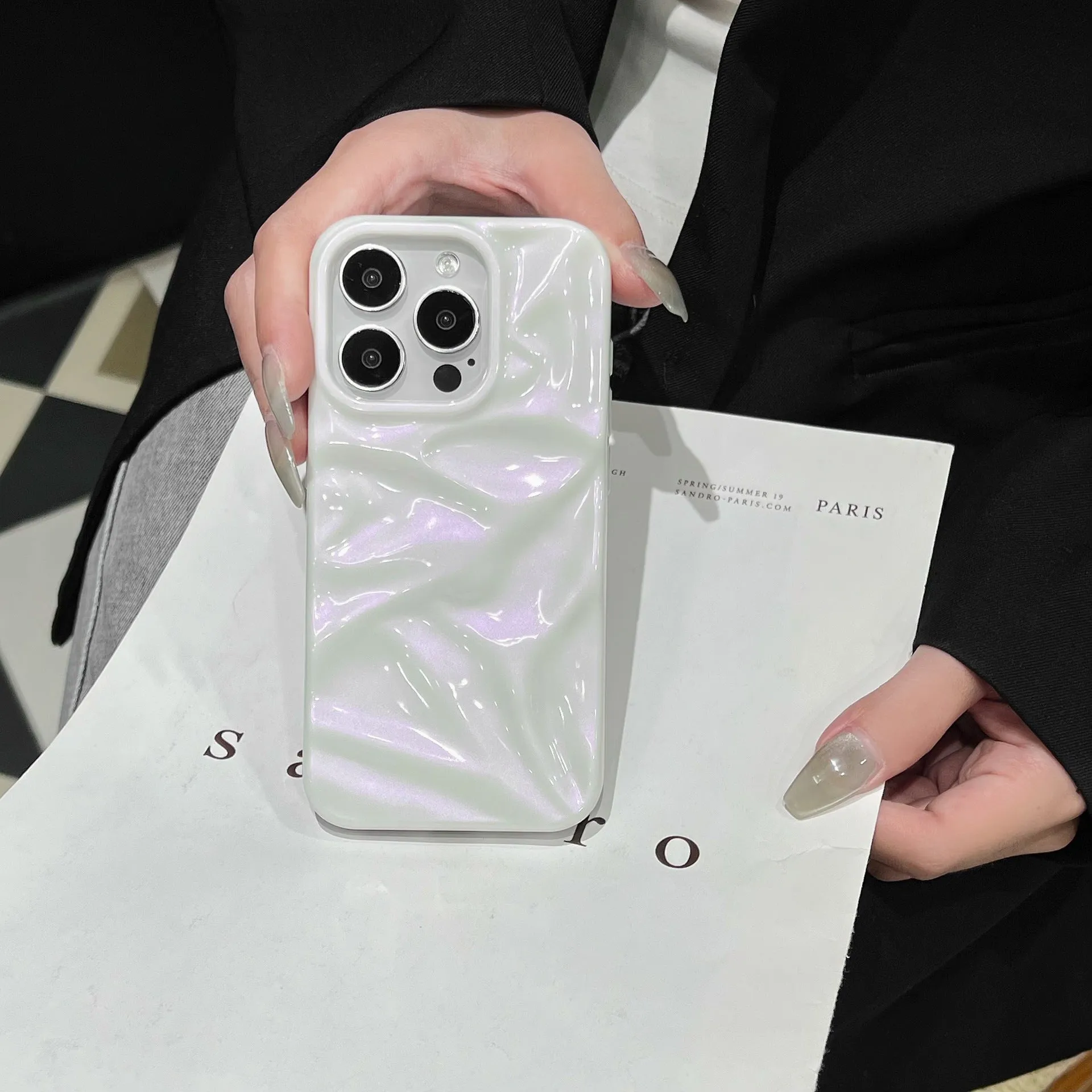 Electroplating three-dimensional pleated TPU phone case in wrinkled pearlescent white for iPhone