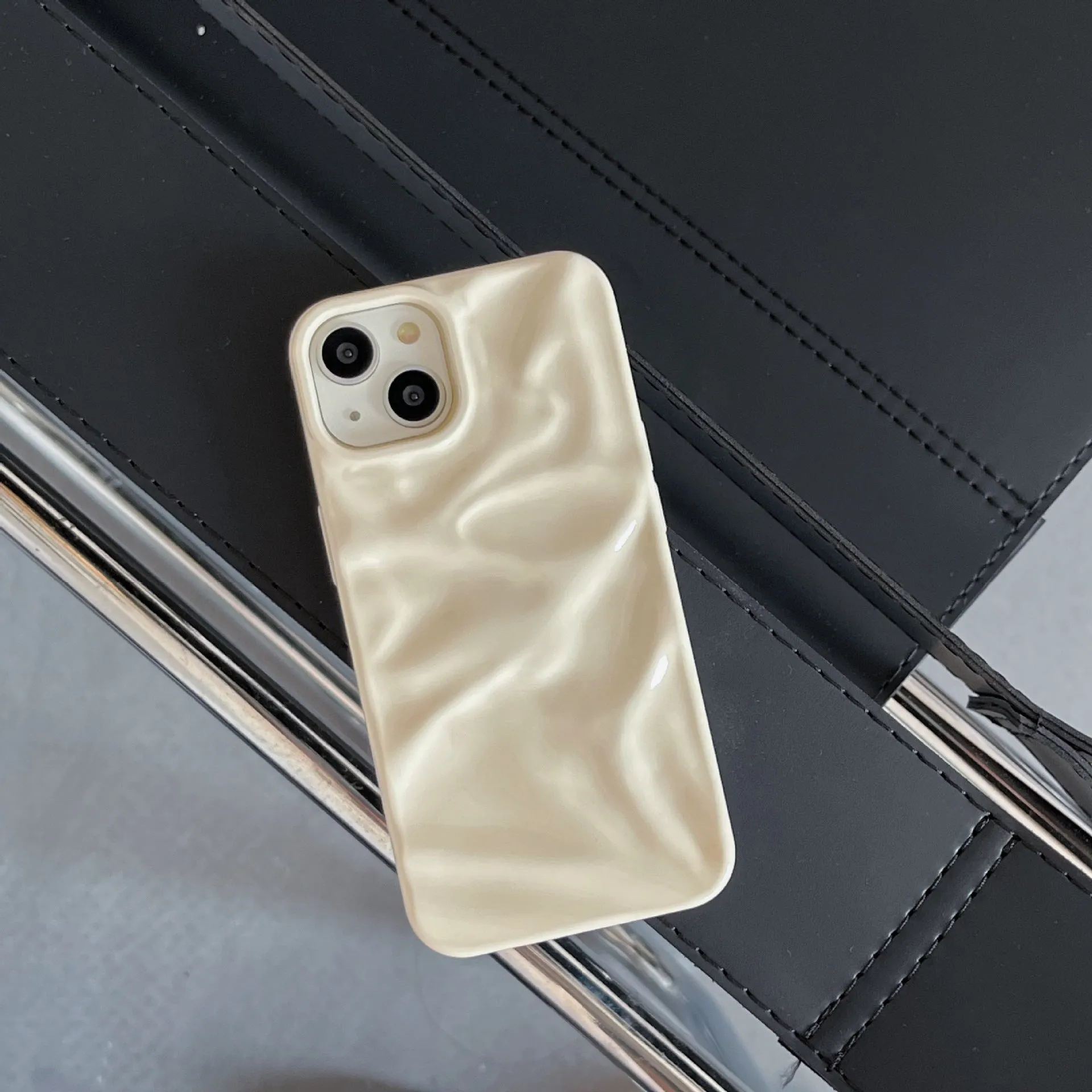 Electroplating three-dimensional pleated TPU phone case in wrinkled pearlescent white for iPhone