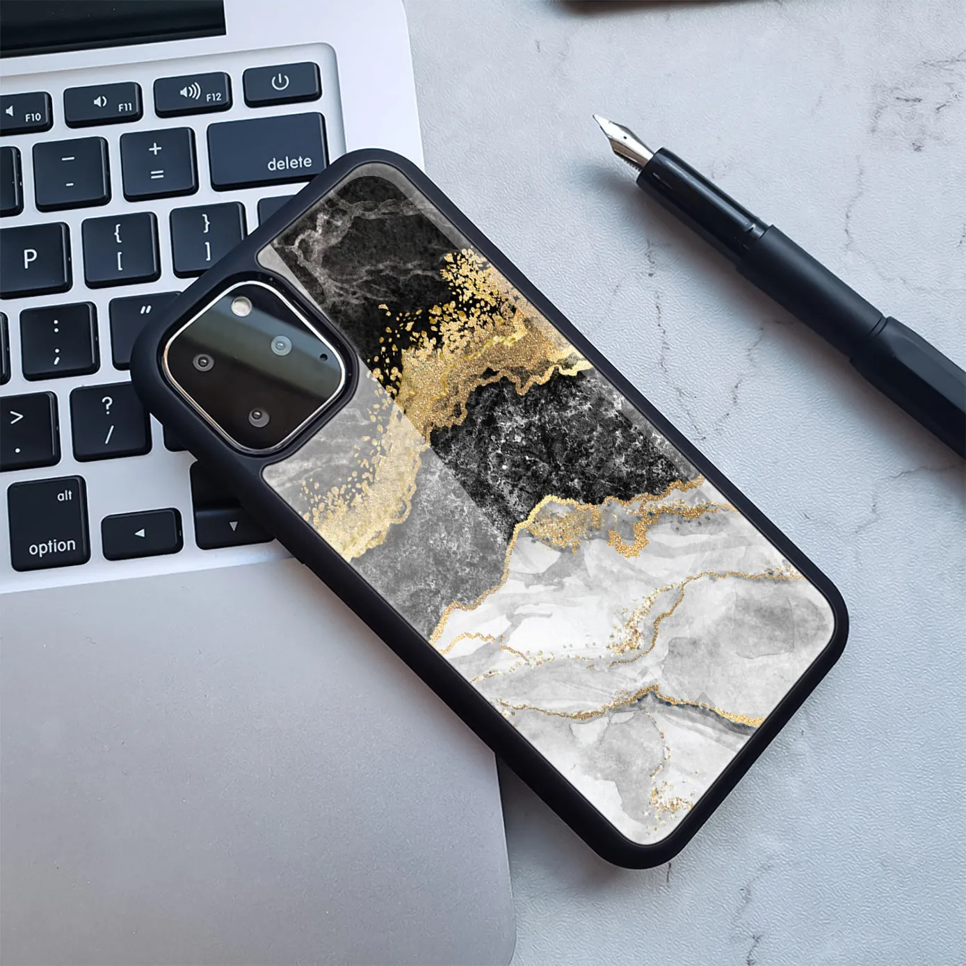 Marbled pattern Huawei smartphone case in TPU and PC materials showing colour variations