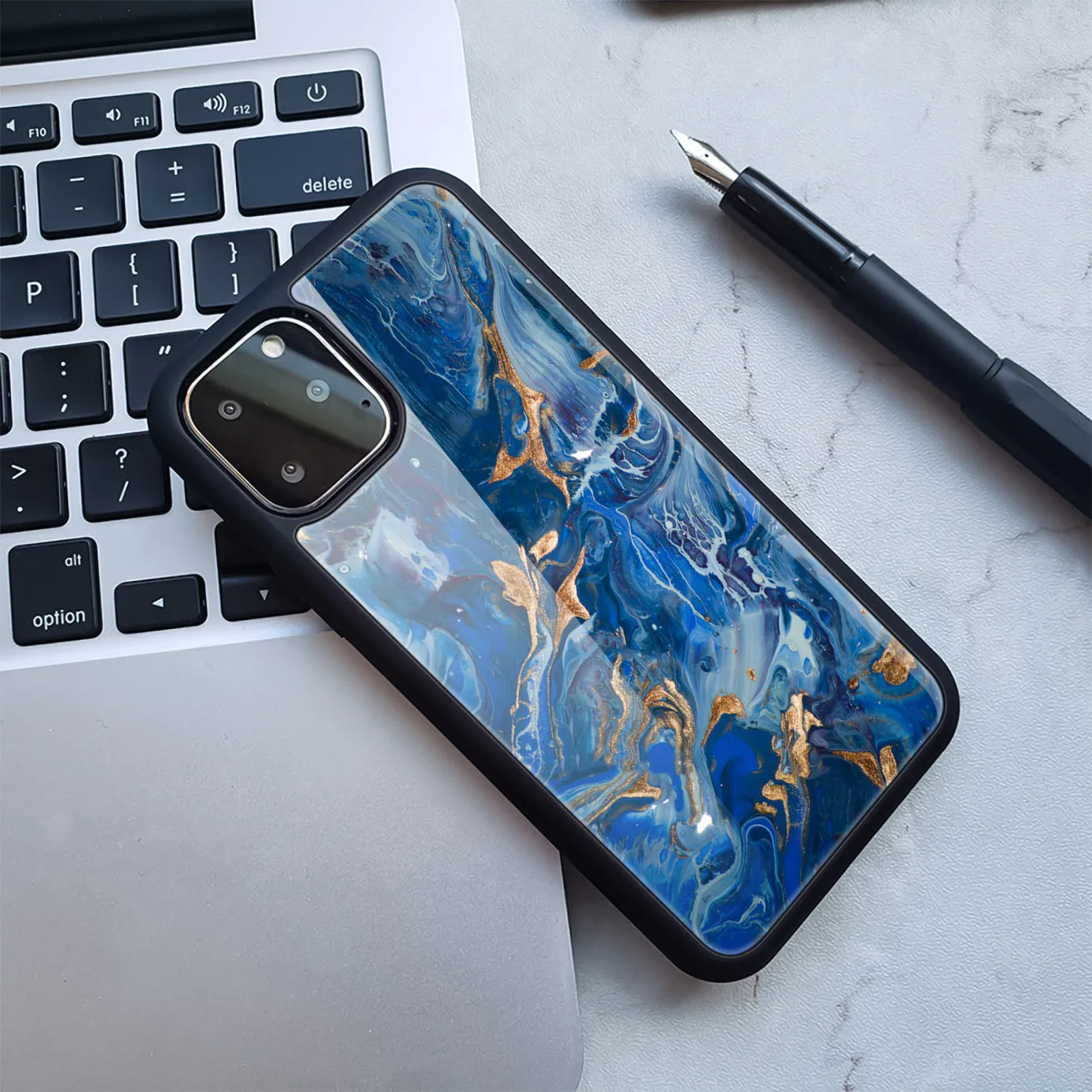 Marbled pattern Huawei smartphone case in TPU and PC materials showing colour variations