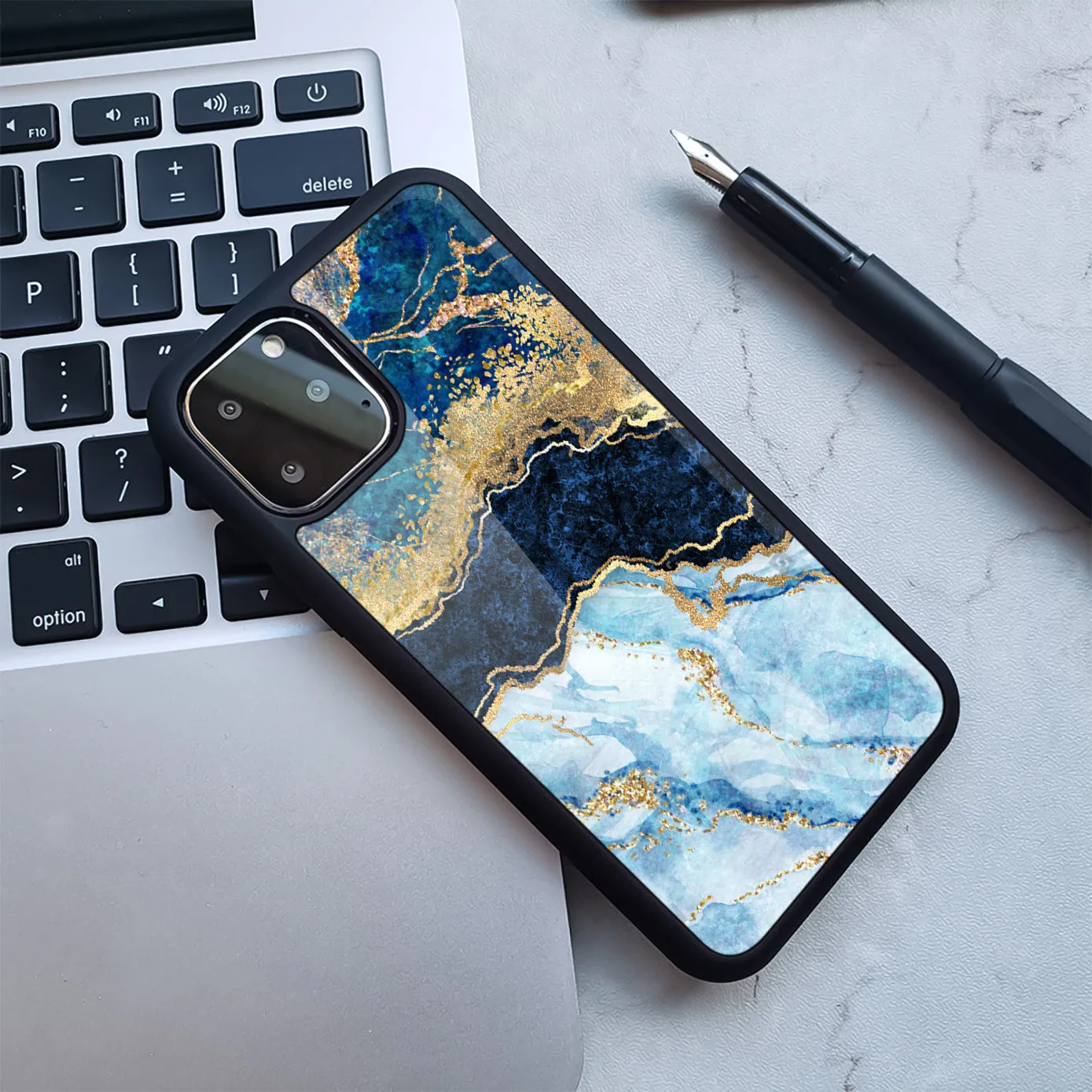 Marbled pattern Huawei smartphone case in TPU and PC materials showing colour variations