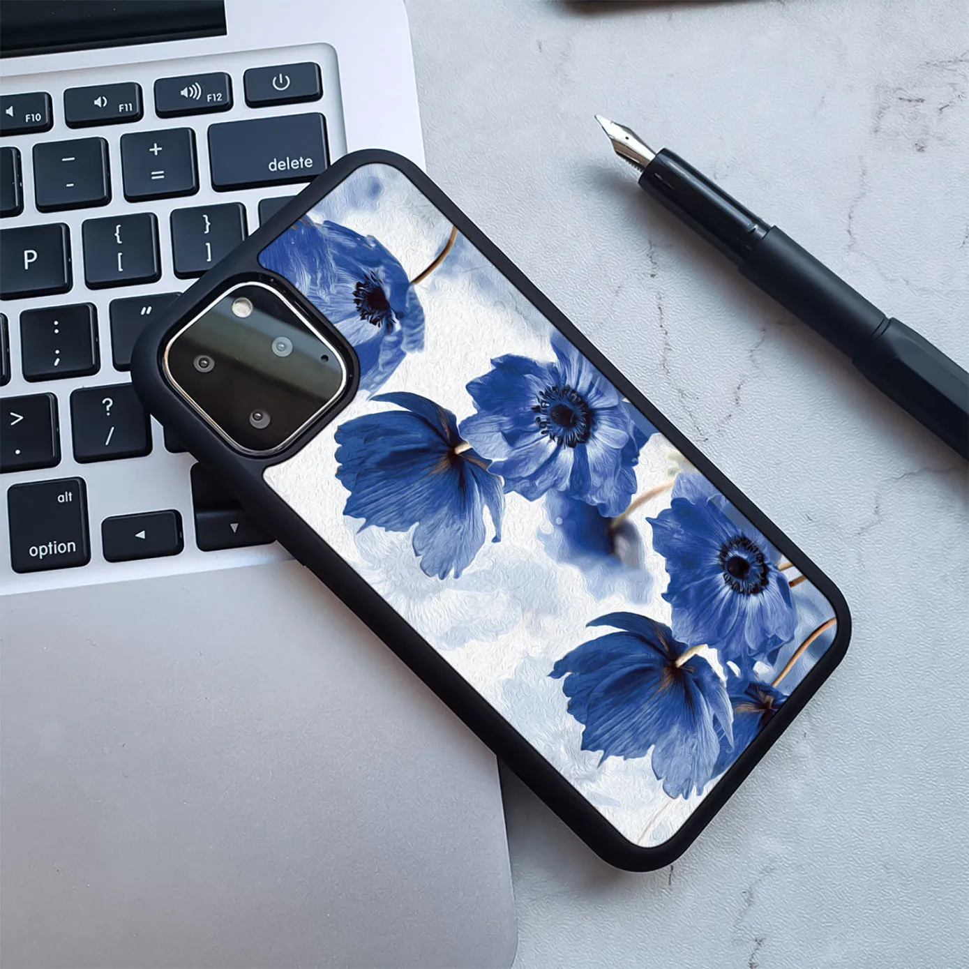 Marbled pattern Huawei smartphone case in TPU and PC materials showing colour variations
