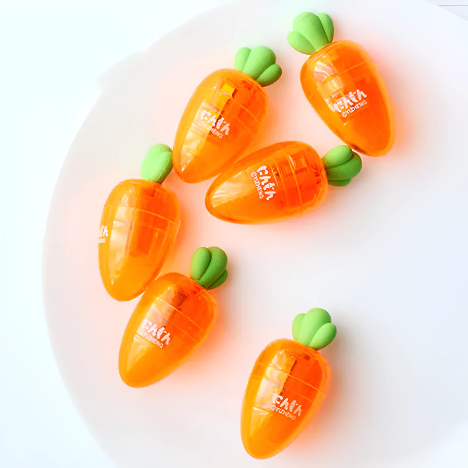 Carrot-shaped plastic pencil sharpener stationery with 7cm handle and safe blade-free design