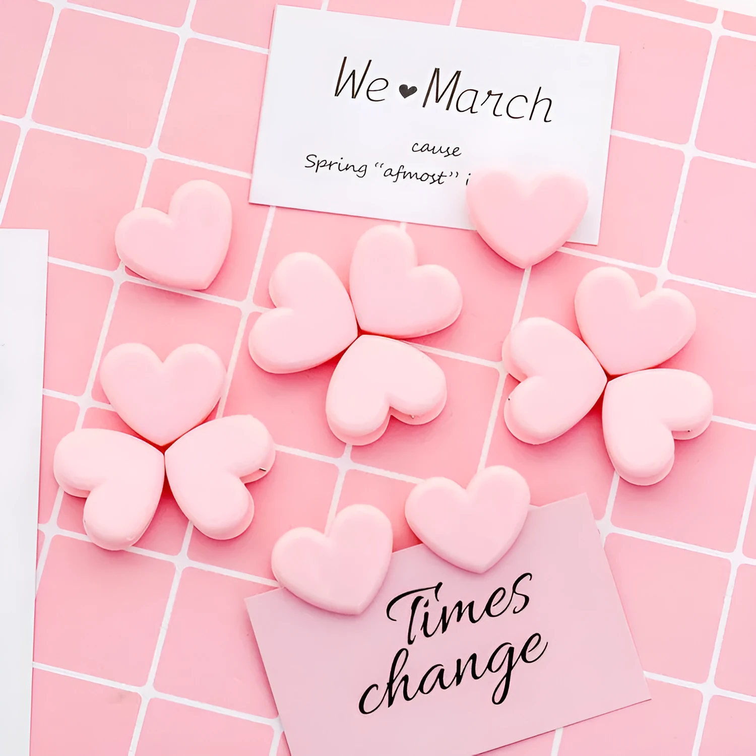 Pink love heart-shaped photo clip on white background, 3.2 cm size, lightweight decoration