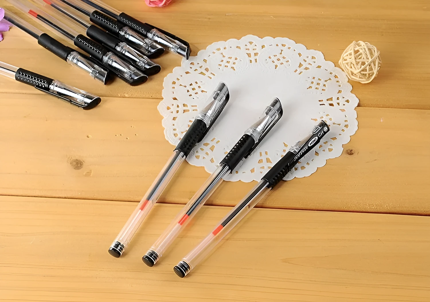 0.5mm carbon black refill gel pen with plastic body and cap, 14.5cm long