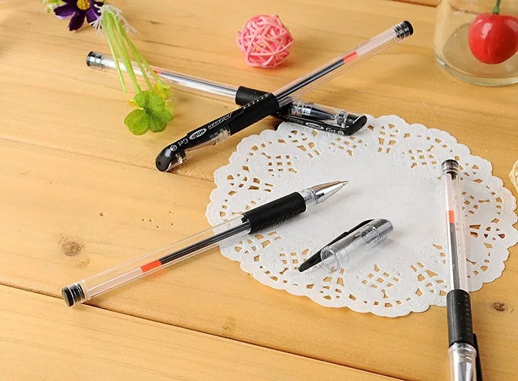 0.5mm carbon black refill gel pen with plastic body and cap, 14.5cm long