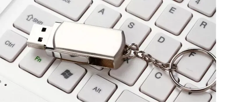 Rotating metal USB flash drive in silver, 42x15x9mm, capacities up to 16TB, with USB 3.0 interface
