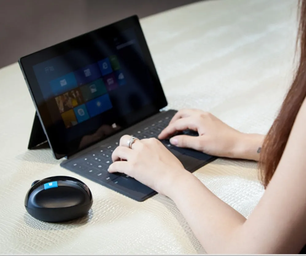 Microsoft wireless ergonomic mouse black colour with 1000 DPI optical sensor, 2.4GHz USB receiver, normal size 100-120mm