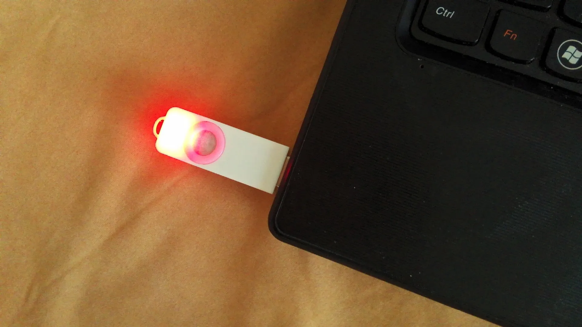 Mini USB aroma diffuser with straw in white and blue, 60mm x 18mm x 8mm, for computer fresh air