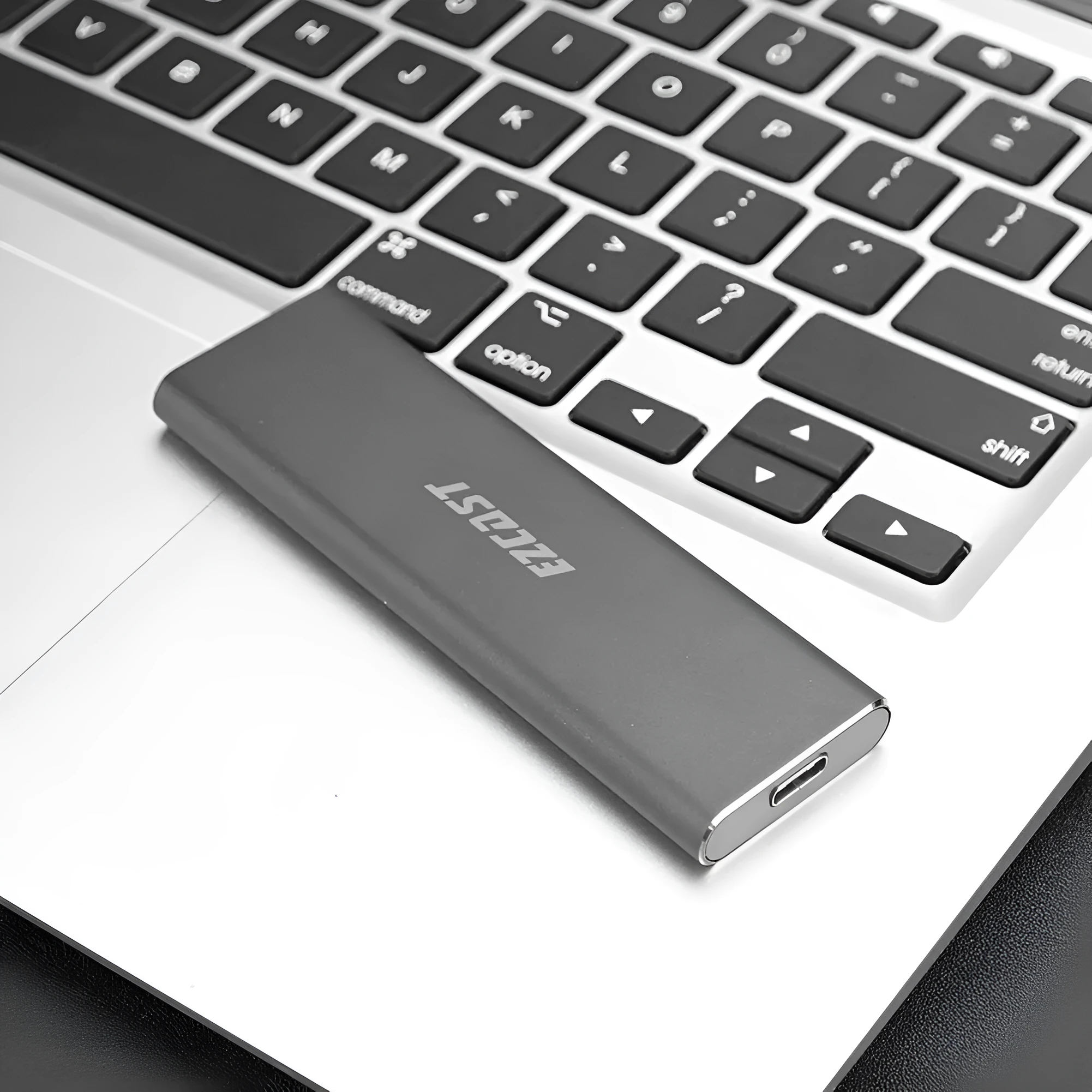 M.2 NVMe SSD enclosure with USB 3.1 Gen2 connection, aluminium body, supports 2280 form factor, 103mm length