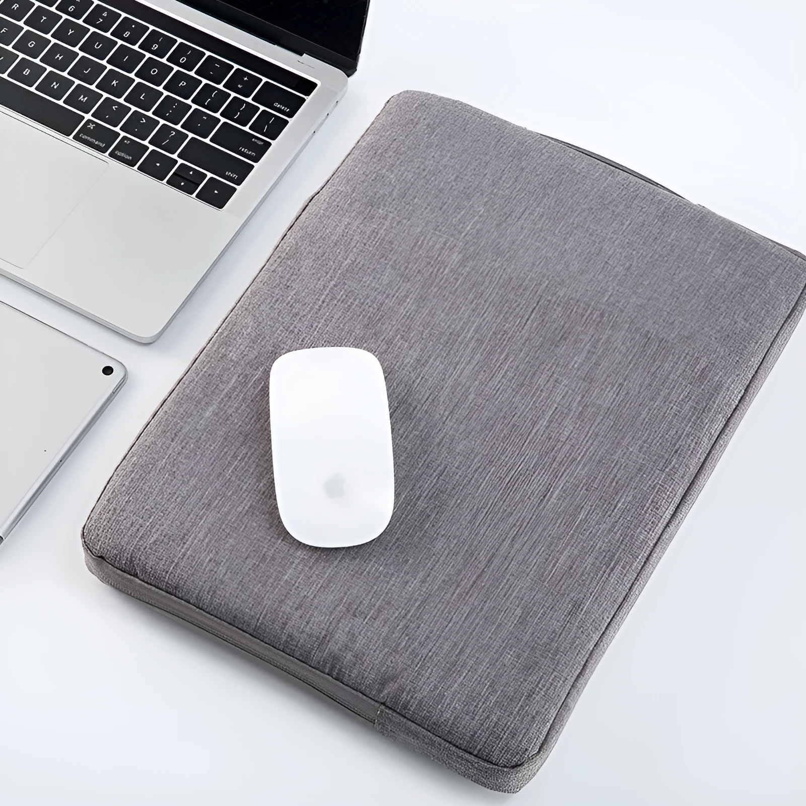 Polyester computer sleeve bag in black with zipper, compatible with 13 inch laptops and tablets