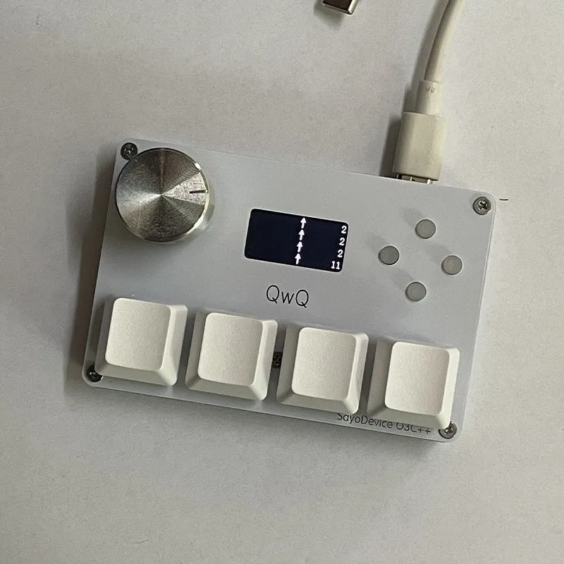 Customisable Hall magnetic axis game keyboard numeric pad with IPS screen, knob, and RGB backlighting.