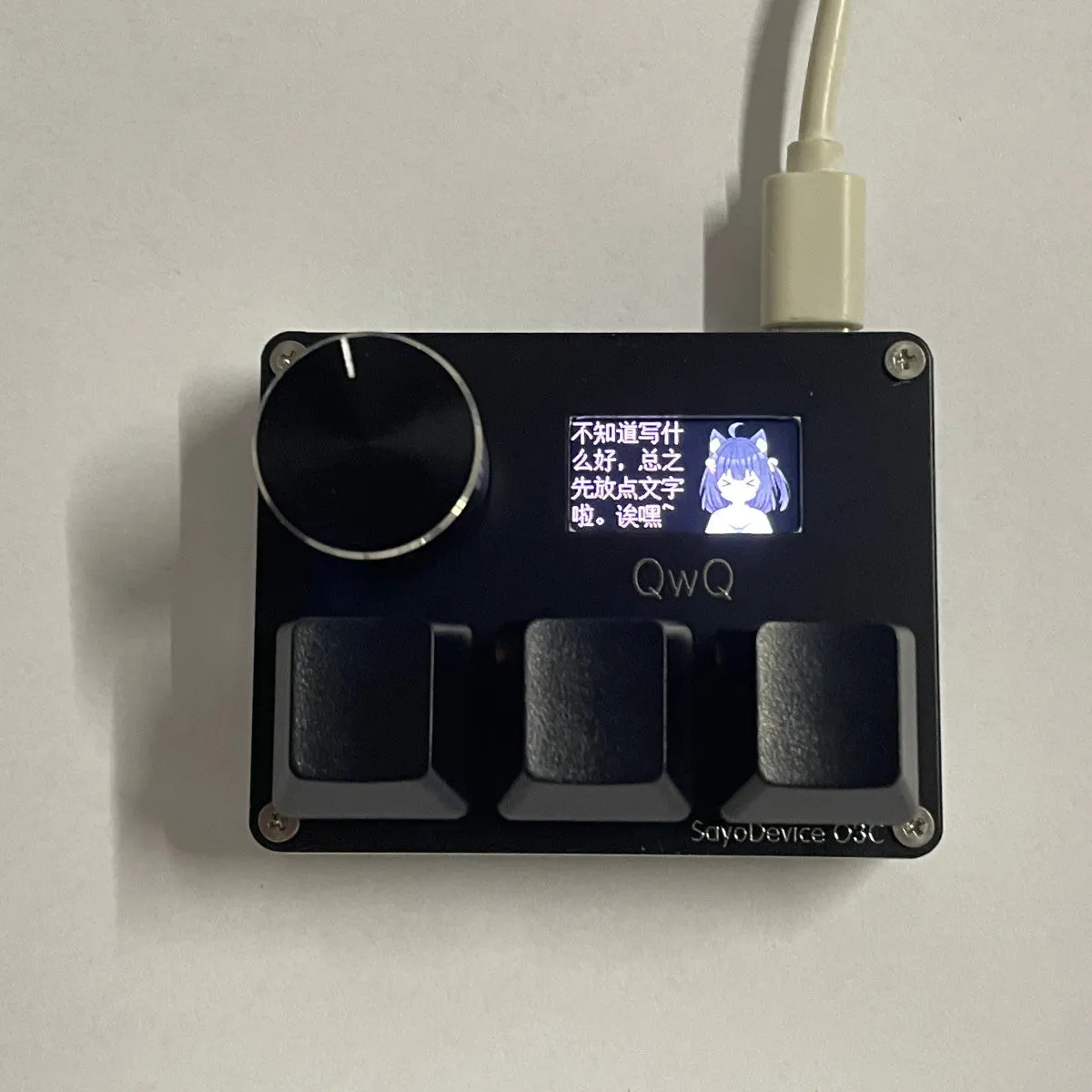 Customisable Hall magnetic axis game keyboard numeric pad with IPS screen, knob, and RGB backlighting.