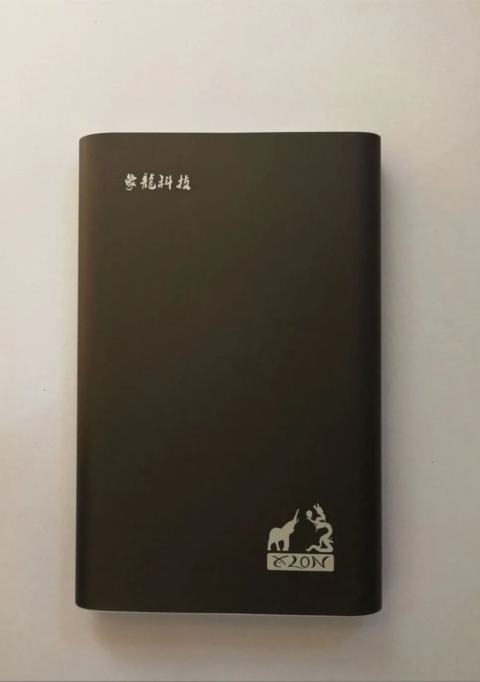 External portable hard drive with metal casing, USB 3.0 interface, 2.5-inch size, black and silver colours