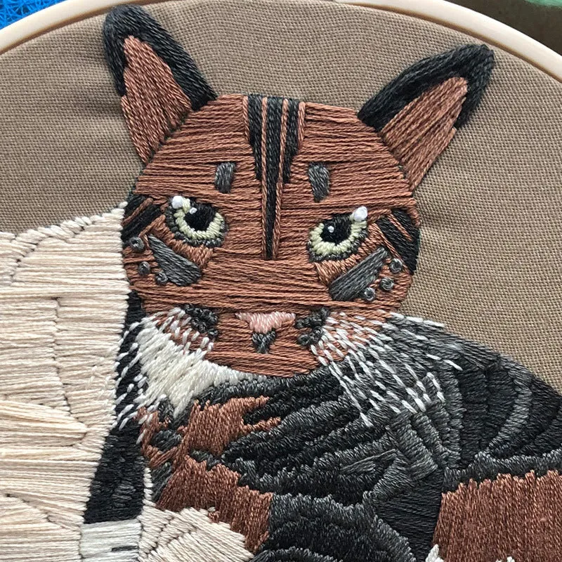 DIY cat embroidery kit with three-dimensional European design on cotton fabric including embroidery hoop
