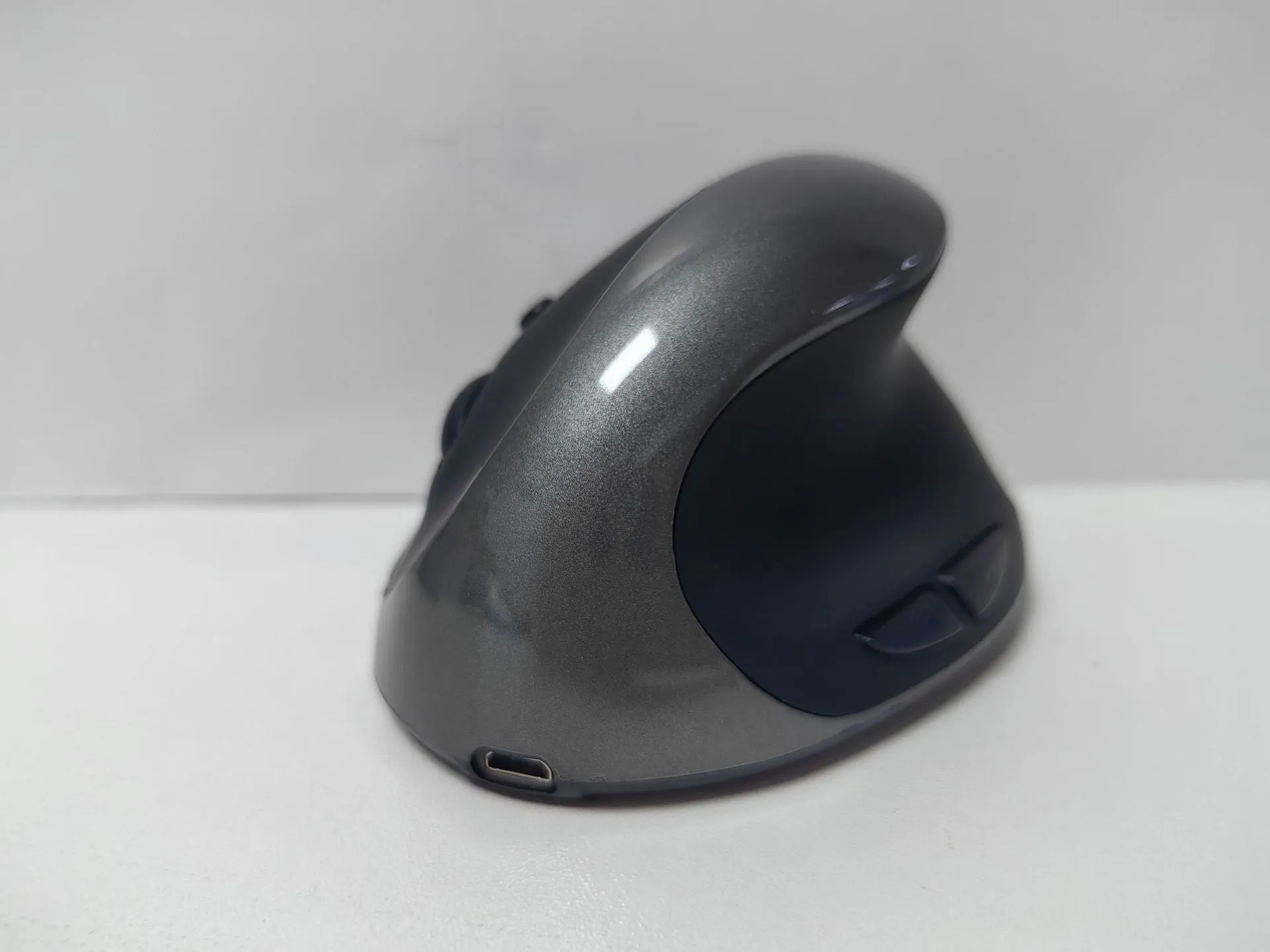 Vertical ergonomic computer mouse in multiple colours including rechargeable purple with wireless charging