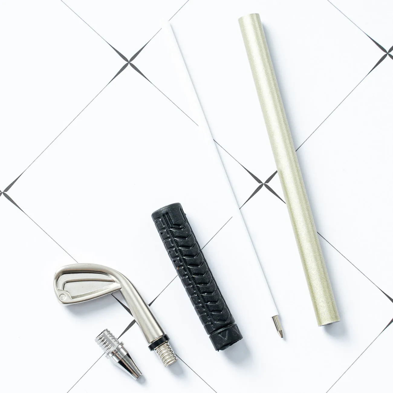 Three metal suit ballpoint pens with 0.7mm bullet-type refills measuring 18.5cm each