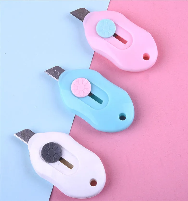Cartoon-shaped art knife in plastic and metal construction for manual production cutting tasks