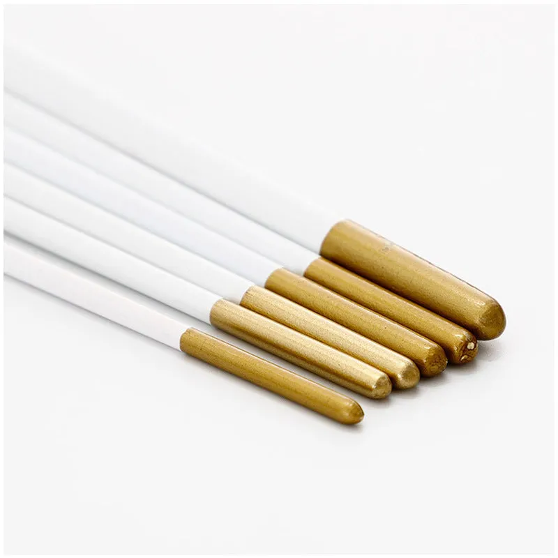 Set of six wooden-handle artist brushes with aluminium ferrules for watercolour and acrylic paint.