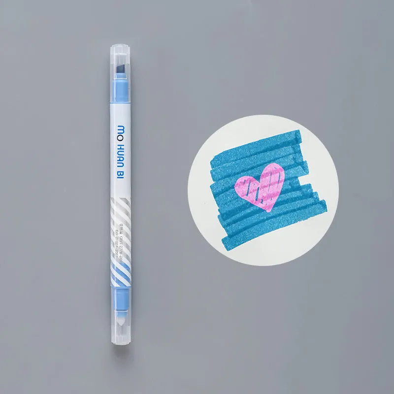 Colour-changing highlighter pen in dark blue, 14.5cm long with plastic body.